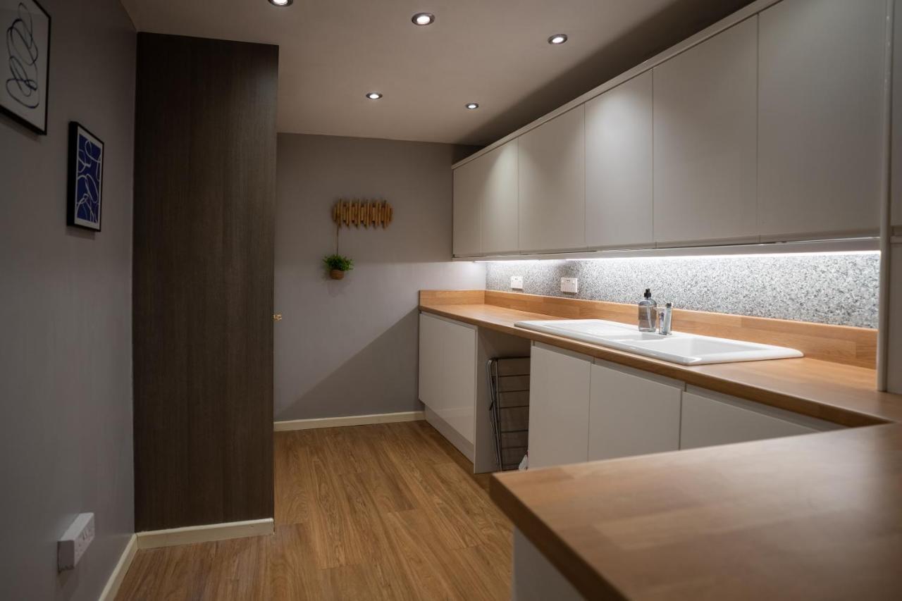 4-Bed Cotswold Getaway With Hot Tub & Gaming Room Churchdown 外观 照片