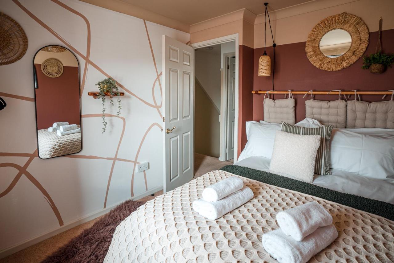 4-Bed Cotswold Getaway With Hot Tub & Gaming Room Churchdown 外观 照片