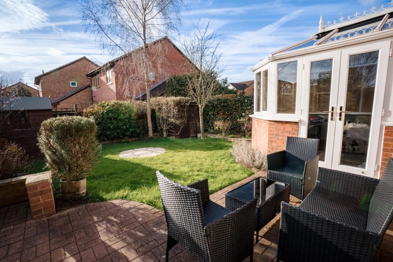 4-Bed Cotswold Getaway With Hot Tub & Gaming Room Churchdown 外观 照片